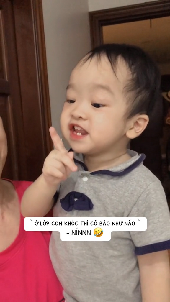 Ở lớp con khóc thì cô bảo như nào? NÍNNN